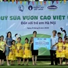 Vinamilk và Quỹ sữa Vươn cao Việt Nam trao tặng sữa cho trẻ em Hà Nội