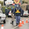 Cảnh sát kiểm tra xe lưu thông trên đường phố tại thủ đô Pretoria, Nam Phi. (Ảnh: Trương Phi Hùng/TTXVN)