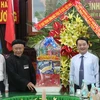 Phó Chủ tịch-Tổng Thư ký Ủy ban Trung ương MTTQ Việt Nam Hầu A Lềnh (thứ 2 phải qua) tặng quà chúc mừng đại lễ kỷ niệm 81 năm Ngày khai sáng đạo Phật giáo Hòa Hảo. (Ảnh: Công Mạo/TTXVN)