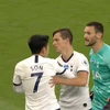 Son Heung-min và Hugo Lloris xô xát trên sân. (Nguồn: Sky)