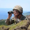 Một binh sỹ Armenia theo dõi hoạt động bên phía Azerbaijan. (Nguồn: AP)