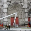 Lính cứu hỏa tại hiện trường vụ cháy tại Nhà thờ Saint Pierre và Saint Paul ở Nantes, Pháp, ngày 18/7. (Nguồn: Reuters)