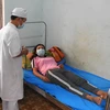 Các bác sỹ tại Trung tâm Y tế huyện Đăk Tô, tỉnh Kon Tum thăm, khám cho bệnh nhân mắc bệnh bạch hầu. (Ảnh: TTXVN)