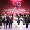 Ông Đỗ Thanh Tuấn, Giám đốc Đối ngoại Công ty Vinamilk (hàng đầu, thứ 5 từ trái sang) tại Lễ vinh danh 'Top 50 công ty kinh doanh hiệu quả nhất Việt Nam.'