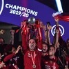 Liverpool nâng cao chiếc cúp vô địch mà họ đã phải chờ đợi suốt 30 năm qua. (Nguồn: Getty Images)