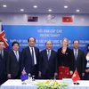 Thủ tướng Nguyễn Xuân Phúc, Đại sứ Đặc mệnh toàn quyền New Zealand tại Việt Nam Wendy Matthews và các đại biểu tham buổi hội đàm trực tuyến cấp cao. (Ảnh: Thống Nhất/TTXVN)