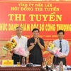 Ủy viên Trung ương Đảng, Bí thư Tỉnh ủy Đắk Lắk Bùi Văn Cường tặng hoa chúc mừng hai ứng viên. (Ảnh: Anh Dũng/TTXVN)