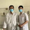 Bệnh nhân Ông Ngô Văn B (bên trái) đã khỏe mạnh. (Ảnh: TTXVN phát)