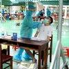 Lấy mẫu sinh phẩm cho người dân vùng có nguy cơ cao tại Đà Nẵng để xét nghiệm SARS-CoV-2. (Ảnh: TTXVN phát)