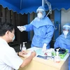 Khám sàng lọc cho người dân đến khám bệnh tại Bệnh viện Đại học Y dược Thành phố Hồ Chí Minh. (Ảnh: Đinh Hằng/TTXVN)