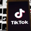Biểu tượng TikTok trên một màn hình điện thoại ở bang Virginia, Mỹ. (Ảnh: THX/TTXVN)