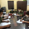 Cơ quan công an huyện Thanh Hà làm việc với đối tượng tung tin giả về dịch bệnh COVID-19. (Ảnh: TTXVN phát)