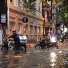 Mưa lớn gây ngập úng trên phố Phùng Hưng-Ngõ Trạm hôm 17/8. (Ảnh: Thành Đạt/TTXVN)