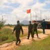 Các chiến sỹ tổ công tác phòng chống dịch COVID-19 tuần tra, kiểm soát biên giới. (Ảnh minh họa: Công Mạo/TTXVN)