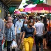 Người dân đeo khẩu trang phòng lây nhiễm COVID-19 khi mua sắm tại một khu chợ ở Bangkok, Thái Lan. (Ảnh: AFP/TTXVN)