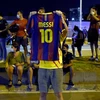 Cổ động viên tập trung bên ngoài trụ sở Barca sau khi Messi đòi ra đi