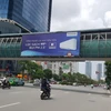 Bảng quảng cáo vi phạm tại cầu vượt dành cho người đi bộ đường Nguyễn Chí Thanh (quận Đống Đa). (Ảnh: Đinh Thuận/TTXVN)