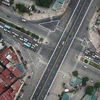 Hình ảnh cầu vượt nút giao đường Hoàng Quốc Việt-đường Nguyễn Văn Huyên nhìn từ trên cao. (Ảnh: Hào Nguyễn/Vietnam+)