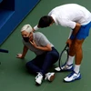 Djokovic bị loại sau khi đánh bóng trúng cổ nữ trọng tài. (Nguồn: EPA)
