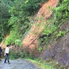 Lãnh đạo huyện Mèo Vạc đi kiểm tra các tuyến đường bị sạt lở, gây ách tắc giao thông. (Ảnh: TTXVN phát)