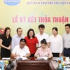 Bà Lê Tuyết Mai, Phó Giám đốc Quỹ Bảo trợ trẻ em Việt Nam ký kết thỏa thuận hỗ trợ trẻ em với ông Lê An Trung, Tổng Giám đốc CTCP Macca Nutrition. (Ảnh: Anh Tuấn/TTXVN)