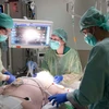 Nhân viên y tế điều trị cho bệnh nhân nhiễm COVID-19 tại bệnh viện Ixelles ở Brussels, Bỉ. (Ảnh: AFP/TTXVN)