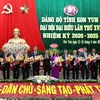 Tặng hoa các đồng chí Ủy viên Ban Chấp hành Đảng bộ tỉnh khóa XV không tái cử khóa mới. (Ảnh: Cao Nguyên/TTXVN)