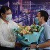 Chủ tịch UBND thành phố Đà Nẵng Huỳnh Đức Thơ tặng hoa cám ơn Đoàn y bác sĩ Hải Phòng. (Ảnh: Văn Dũng/TTXVN)