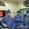 Bác sỹ Bệnh viện Bình Dân Thành phố Hồ Chí Minh thực hiện phẫu thuật bằng robot. (Ảnh: TTXVN phá)