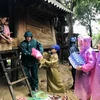 Tỉnh đoàn Quảng Trị tặng quà cho nhân dân vùng bị ảnh hưởng nặng nề do lũ lụt ở huyện miền núi Đakrông. (Ảnh: Hồ Cầu-TTXVN)