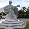 Tượng nhạc sỹ Trịnh Công Sơn cao 2,4m làm bằng chất liệu bằng đá granite xám được đặt bên bờ biển Quy Nhơn. (Ảnh: Nguyên Linh/TTXVN)