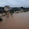 Nước sông Hiếu dâng cao, gây ngập lụt nhà dân và đường giao thông ở phường Đông Thanh, thành phố Đông Hà. (Ảnh: Hồ Cầu/TTXVN)