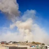 Khói bốc lên từ hiện trường vụ đánh bom xe nhằm vào trụ sở cảnh sát ở Feroz Koh thuộc tỉnh Ghor, Afghanistan, ngày 18/10. (Ảnh: AFP/ TTXVN)