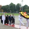 [Photo] Các đại biểu Quốc hội vào Lăng viếng Chủ tịch Hồ Chí Minh