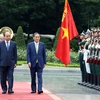 Thủ tướng Nguyễn Xuân Phúc và Thủ tướng Nhật Bản Suga Yoshihide duyệt đội danh dự Quân đội Nhân dân Việt Nam. (Ảnh: Thống Nhất/TTXVN)