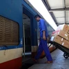 [Photo] Đường sắt Bắc-Nam thông tuyến, bắt đầu vận chuyển hàng cứu trợ