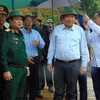 Phó Thủ tướng Thường trực Chính phủ Trương Hòa Bình kiểm tra công tác phòng chống thiên tai tại vùng biên giới Quảng Nam. (Ảnh: Trần Tĩnh/TTXVN)