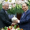 Thủ tướng Nguyễn Xuân Phúc tặng quà lưu niệm cho ông Kamal Malhotra, Điều phối viên Thường trú Liên hợp quốc tại Việt Nam. (Ảnh: Thống Nhất/TTXVN)
