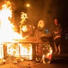 Người biểu tình quá khích đốt phá đồ vật trên một tuyến phố ở Philadelphia, Mỹ. (Ảnh: AFP/TTXVN)