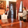 Đại sứ quán Việt Nam ở Argentina quyên góp ủng hộ đồng bào miền Trung
