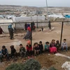 Trẻ em chơi đùa tại trại tị nạn ở Deir Hassan, tỉnh Idlib, Syria gần biên giới với Thổ Nhĩ Kỳ ngày 5/3. (Ảnh: THX/TTXVN)