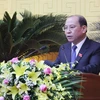 Đồng chí Bùi Đức Hinh, Chủ tịch Hội đồng nhân dân tỉnh Hòa Bình phát biểu tại kỳ họp. (Ảnh: Thanh Hải/TTXVN)