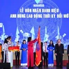 Phó Chủ tịch nước Đặng Thị Ngọc Thịnh trao Danh hiệu Anh hùng lao động thời kỳ đổi mới cho Đại học Quốc gia Thành phố Hồ Chí Minh. (Ảnh: Xuân Anh/TTXVN)