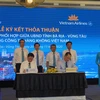 Lãnh đạo tỉnh Bà Rịa-Vũng Tàu và lãnh đạo Vietnam Airlines ký kết thỏa thuận. (Ảnh: Huỳnh Ngọc Sơn/TTXVN)