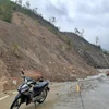 Điểm sạt lở tại Km0+200 đoạn qua Dốc Ruộng (xã Phú Mỡ) thuộc tuyến đường Phú Yên-Gia Lai gây chia cắt giao thông. (Ảnh: TTXVN phát)