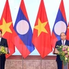Thủ tướng Nguyễn Xuân Phúc và Thủ tướng Lào Thongloun Sisoulith họp báo chung sau khi kết thúc Kỳ họp lần thứ 43 Uỷ ban liên Chính phủ Việt-Lào. (Ảnh: Thống Nhất/TTXVN)