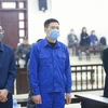 Bị cáo Nguyễn Nhật Cảm và đồng phạm nghe đại diện Viện Kiểm sát đọc Bản cáo trạng truy tố. (Ảnh: Doãn Tấn/TTXVN)