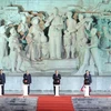 Thủ tướng Nguyễn Xuân Phúc, Thường trực Ban Bí thư Trần Quốc Vượng và các đại biểu thực hiện nghi thức khánh thành Tượng đài 'Bác Hồ với nông dân Việt Nam.' (Ảnh: Thống Nhất/TTXVN)