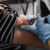 Tiêm chủng vắcxin ngừa COVID-19 cho một tình nguyện viên tại Hollywood, Florida, Mỹ. (Ảnh: AFP/TTXVN)
