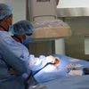 Các êkíp của Bệnh viện Nhi Đồng 2 và Bệnh viện Đa khoa tỉnh Ninh Thuận đã tiến hành phẫu thuật thông tim can thiệp cho 3 bệnh nhi. (Ảnh: TTXVN phát)